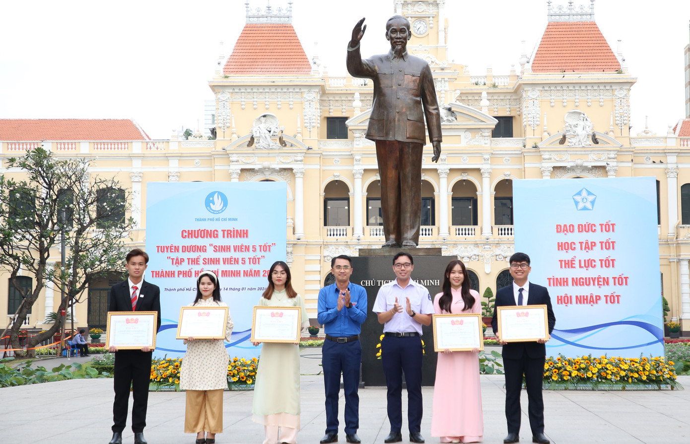 Tuyên dương tập thể Sinh viên 5 tốt.