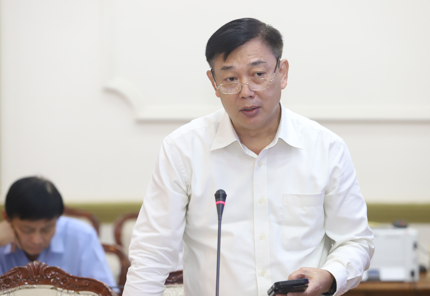 Giám đốc Sở Tài chính TPHCM Nguyễn Hoàng Hải trao đổi tại buổi giám sát. Ảnh: Ngô Tùng.