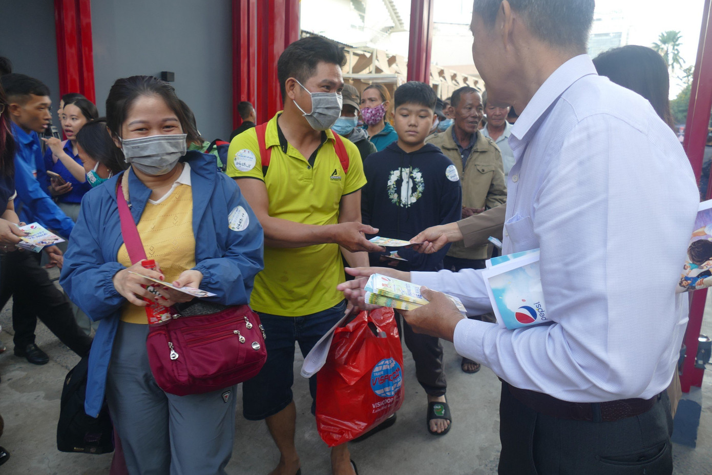 Người lao động phấn khởi lên các chuyến xe mùa xuân trở về quê đón tết đoàn viên.