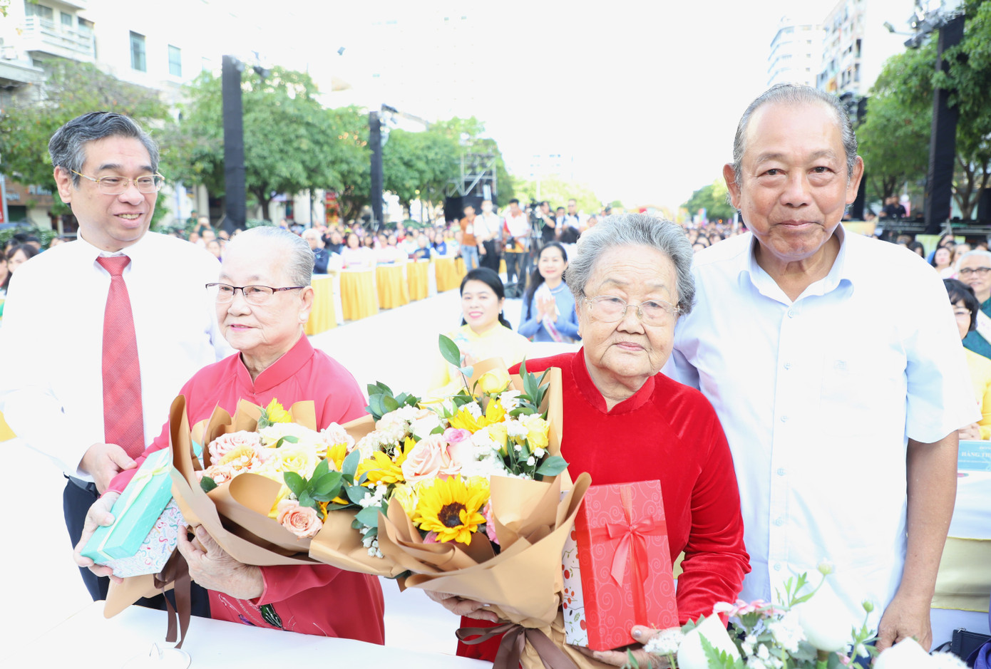 Đến dự chương trình, các nguyên lãnh đạo Đảng, Nhà nước, lãnh đạo TPHCM gửi tặng các Mẹ Việt Nam Anh hùng Nguyễn Thị Hữu Tài, Lê Thị Tuyết Mai hoa chúc mừng dịp 8/3.