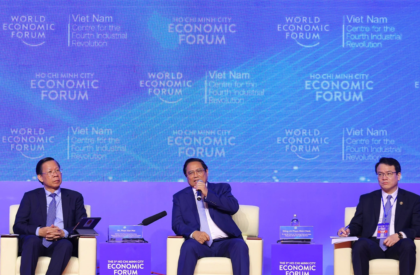 Thủ tướng Phạm Minh Chính trao đổi tại phiên Đối thoại chính sách chiều 25/9. Ảnh: VGP. Thủ tướng Phạm Minh Chính trao đổi tại phiên Đối thoại chính sách chiều 25/9. Ảnh: VGP.