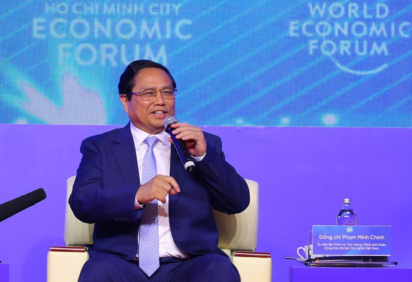 Thủ tướng Phạm Minh Chính: Chuyển đổi công nghiệp phải vừa làm mới các ngành công nghiệp truyền thống, vừa phải phát triển các ngành công nghiệp mới với khái niệm rộng hơn. Thủ tướng Phạm Minh Chính: Chuyển đổi công nghiệp phải vừa làm mới các ngành công nghiệp truyền thống, vừa phải phát triển các ngành công nghiệp mới với khái niệm rộng hơn.