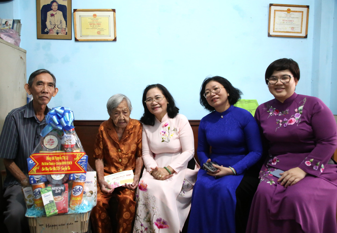 Chủ tịch HĐND TPHCM Nguyễn Thị Lệ thăm hỏi, chúc tết cụ Hồ Thị Muối. Ảnh: Ngô Tùng