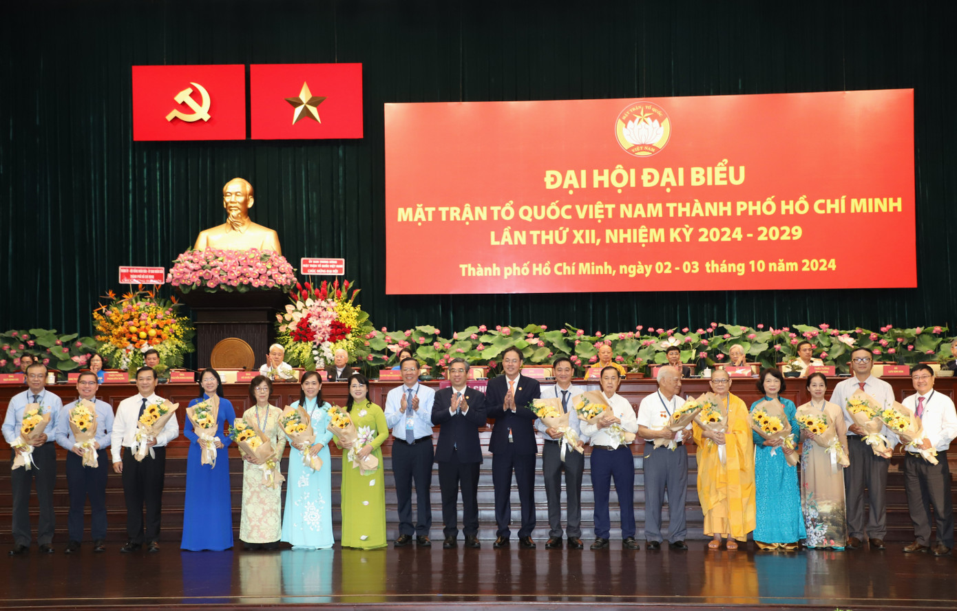 Chủ tịch Phan Văn Mãi và Phó Bí thư Thành ủy, Chủ tịch Ủy ban MTTQ Việt Nam TPHCM Nguyễn Phước Lộc tặng hoa tri ân các thành viên thôi tham gia Ủy ban MTTQ TPHCM khóa XII. Ảnh: Ngô Tùng Chủ tịch Phan Văn Mãi và Phó Bí thư Thành ủy, Chủ tịch Ủy ban MTTQ Việt Nam TPHCM Nguyễn Phước Lộc tặng hoa tri ân các thành viên thôi tham gia Ủy ban MTTQ TPHCM khóa XII. Ảnh: Ngô Tùng