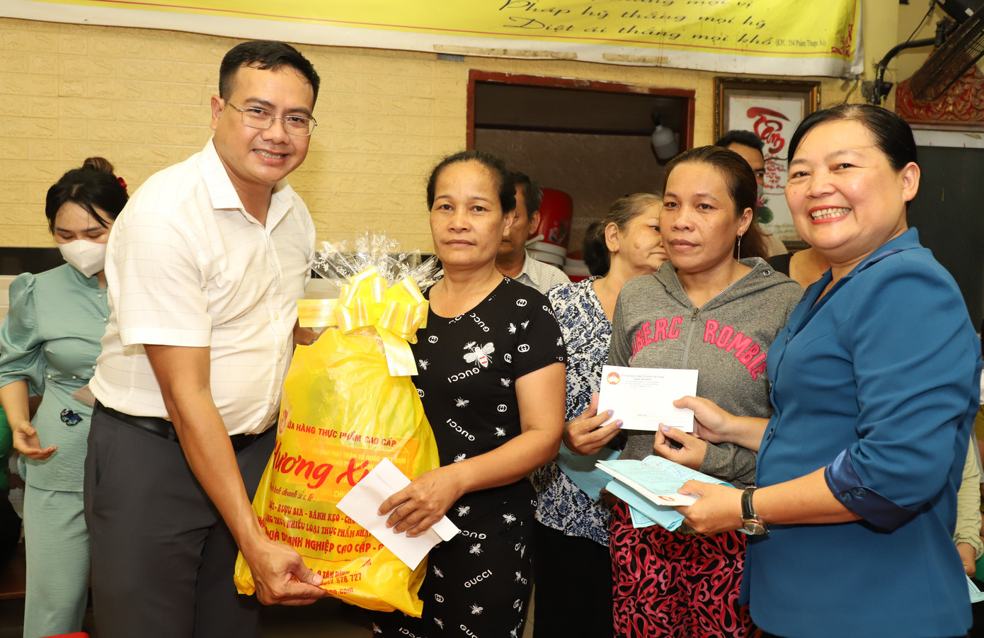 Niềm vui của người trao và người nhận.