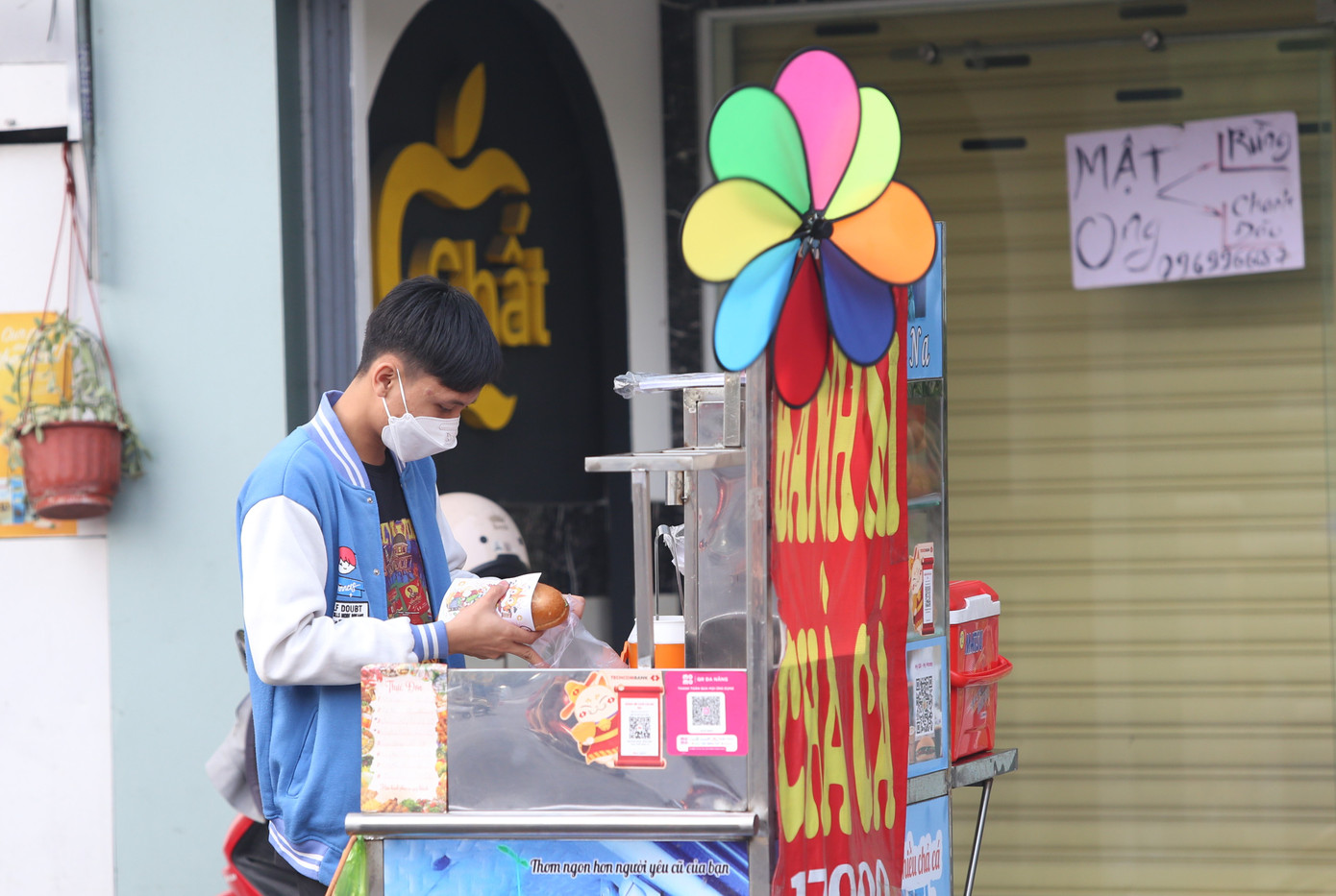 Thể cho biết, thù lao mỗi buổi mưu sinh là 100.000 đồng, phần nào giúp cậu đủ tiền ăn uống, đóng tiền trọ. "Em ở phòng trọ nhỏ ghép cùng các bạn, ăn uống cũng vừa phải không tốn kém nhiều nên có thể tự trang trải được", nam sinh bộc bạch.