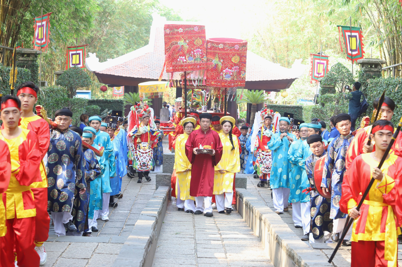 Ban quý tế thực hiện nghi lễ rước kiệu tiến cúng các lễ vật truyền thống lên các Vua Hùng. Ban quý tế thực hiện nghi lễ rước kiệu tiến cúng các lễ vật truyền thống lên các Vua Hùng.