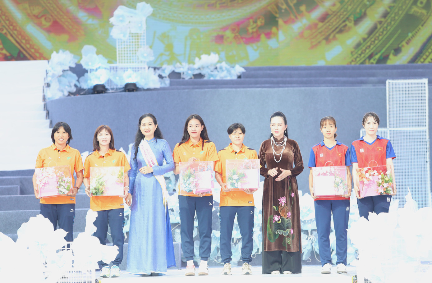 Hội LHPN TPHCM cùng đơn vị đồng hành cũng gửi tặng các phần quà biểu dương sự đóng góp tích cực của các nữ huấn luyện viên, vận động viên thành phố.