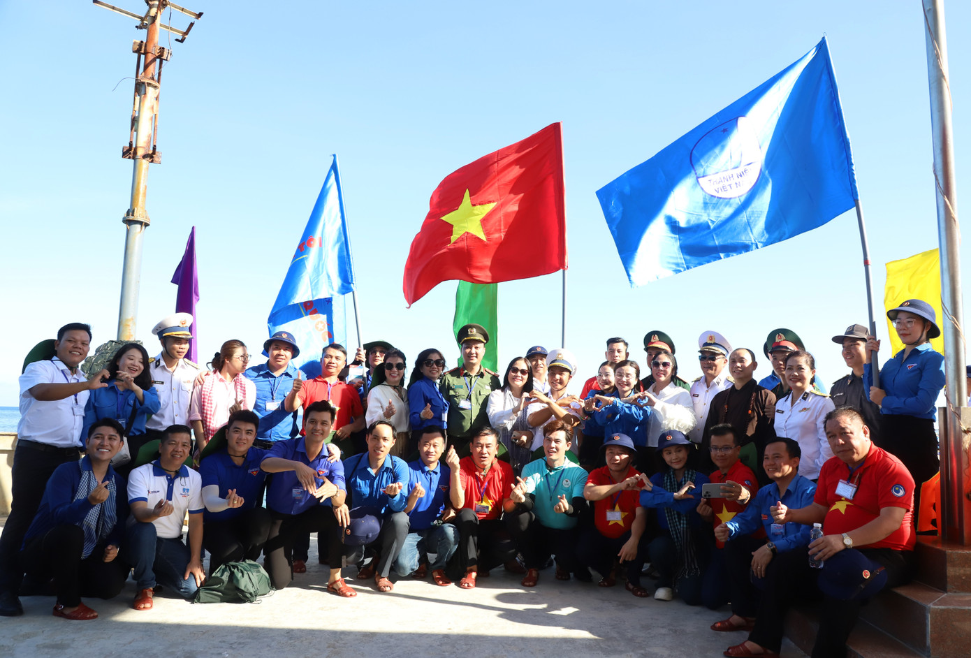 Hành trình có sự tham gia của khoảng 200 thành viên là các cán bộ Đoàn, Hội, hội viên, sinh viên, các văn nghệ sĩ trẻ, phóng viên, doanh nhân trẻ tiêu biểu có đóng góp tích cực vào sự phát triển của Hội LHTN Việt Nam. Hành trình có sự tham gia của khoảng 200 thành viên là các cán bộ Đoàn, Hội, hội viên, sinh viên, các văn nghệ sĩ trẻ, phóng viên, doanh nhân trẻ tiêu biểu có đóng góp tích cực vào sự phát triển của Hội LHTN Việt Nam.