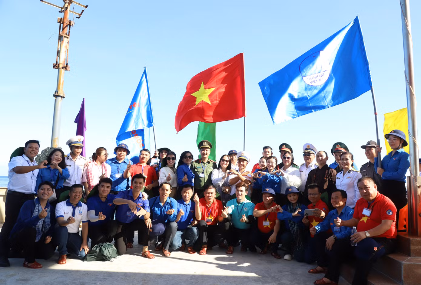 Hành trình có sự tham gia của khoảng 200 thành viên là các cán bộ Đoàn, Hội, hội viên, sinh viên, các văn nghệ sĩ trẻ, phóng viên, doanh nhân trẻ tiêu biểu có đóng góp tích cực vào sự phát triển của Hội LHTN Việt Nam.