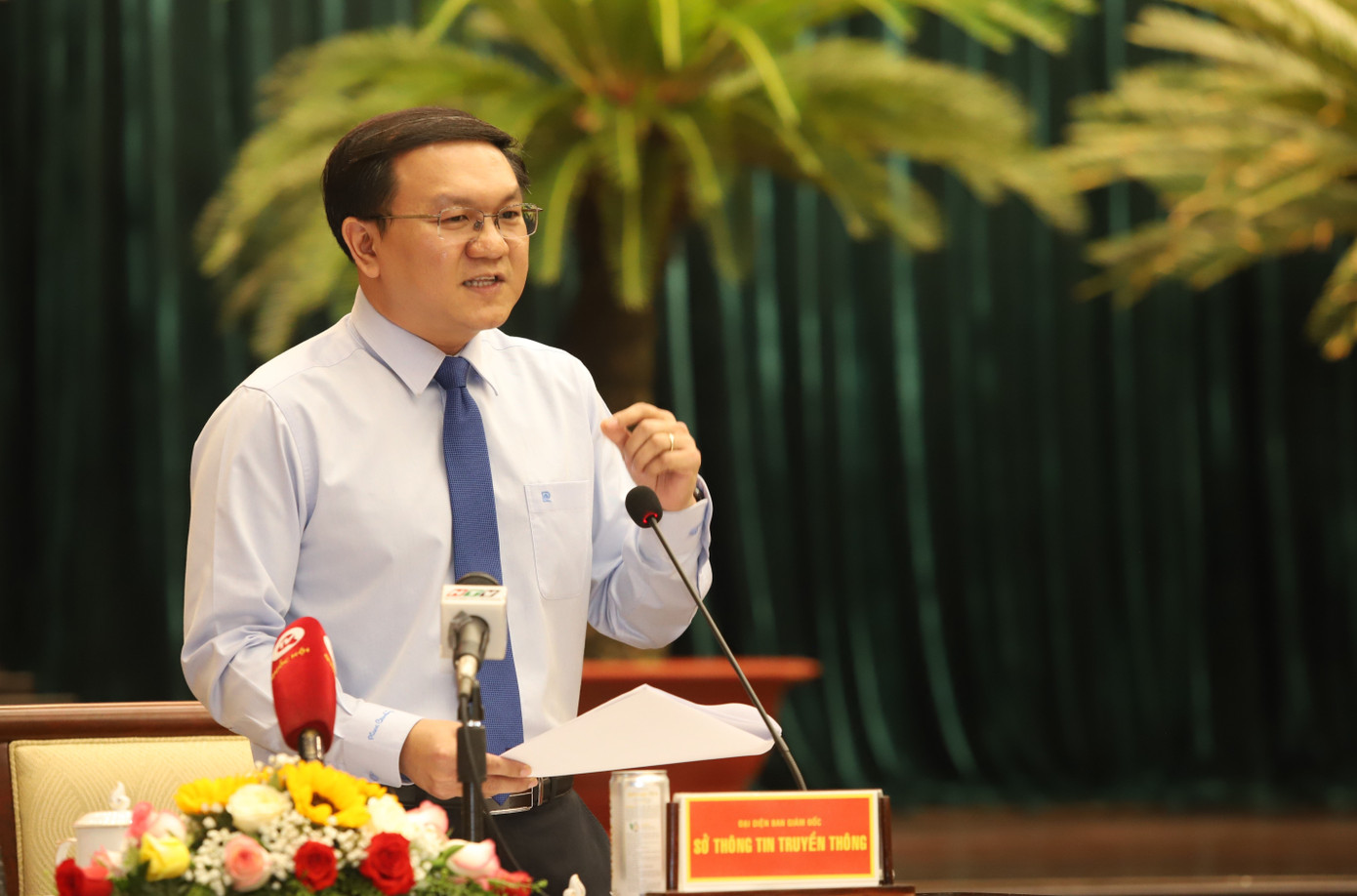 Giám đốc Sở TT&amp;TT Lâm Đình Thắng trả lời tại phiên chất vấn. Ảnh: Ngô Tùng