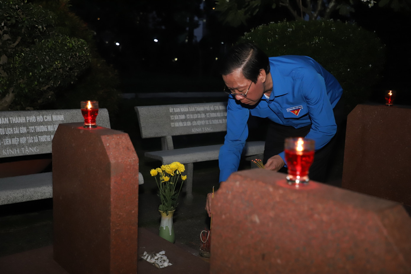 Chủ tịch UBND TPHCM Phan Văn Mãi thắp nén hương bày tỏ lòng biết ơn với các bậc tiền nhân.