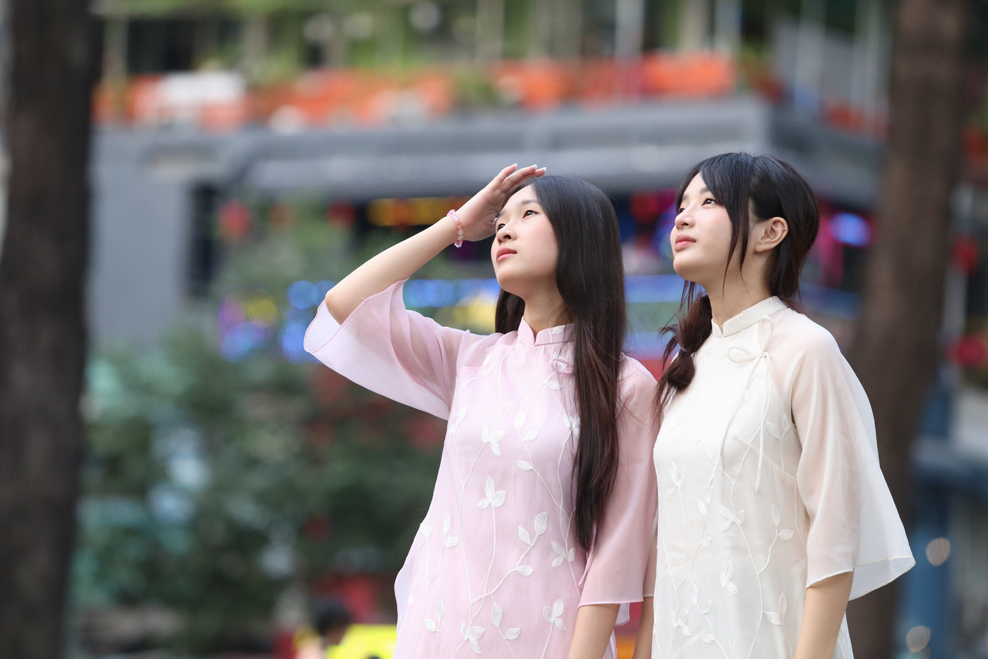 Thời tiết trên địa bàn TPHCM những ngày qua khá ổn định cũng là điều kiện thuận lợi để bạn trẻ có nhiều thời gian vui chơi, lưu giữ kỷ niệm.