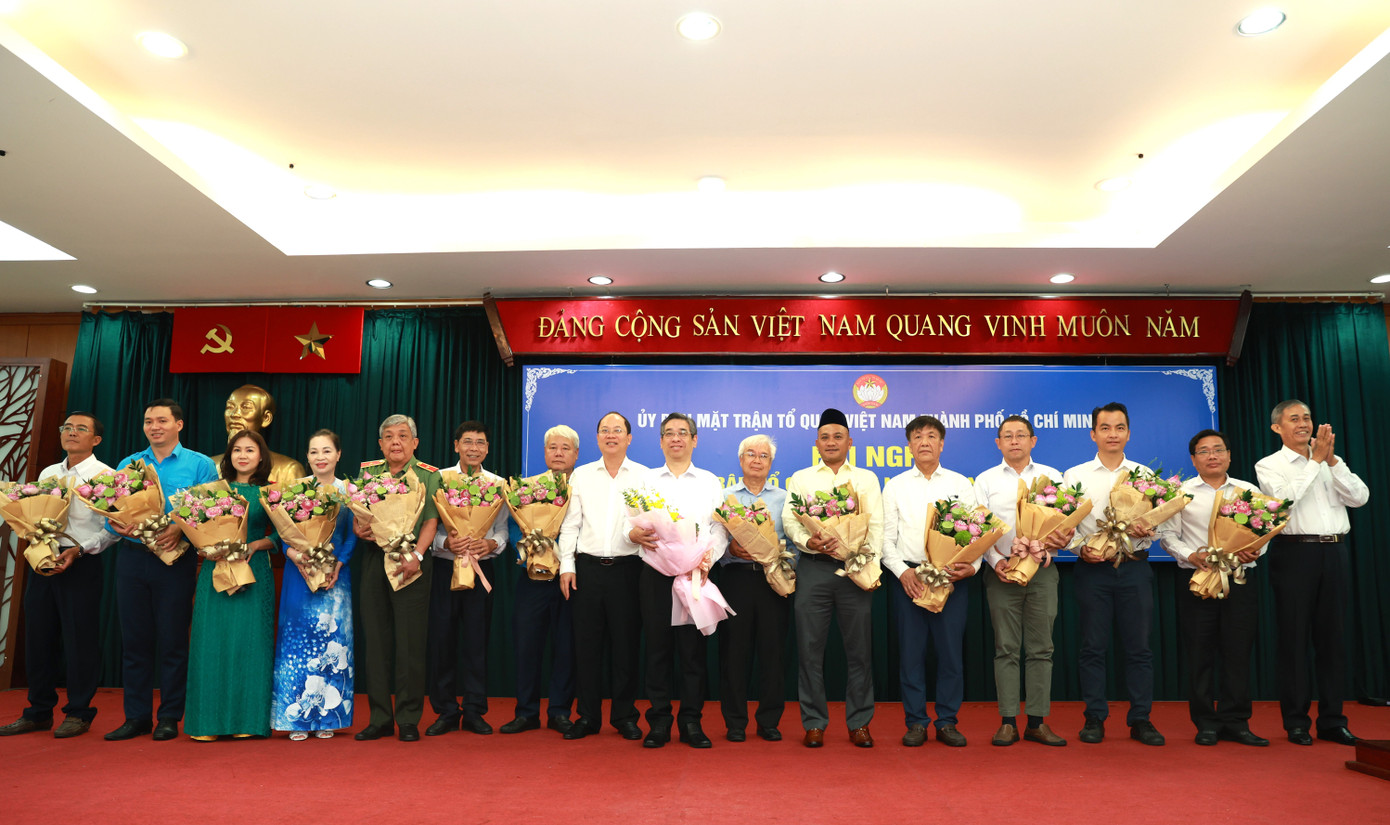 Phó Bí thư Thường trực Thành ủy TPHCM Nguyễn Hồ Hải cùng đại diện Ủy ban MTTQ Việt Nam tặng hoa chúc mừng tân Chủ tịch Ủy ban MTTQ Việt Nam TPHCM Nguyễn Phước Lộc.