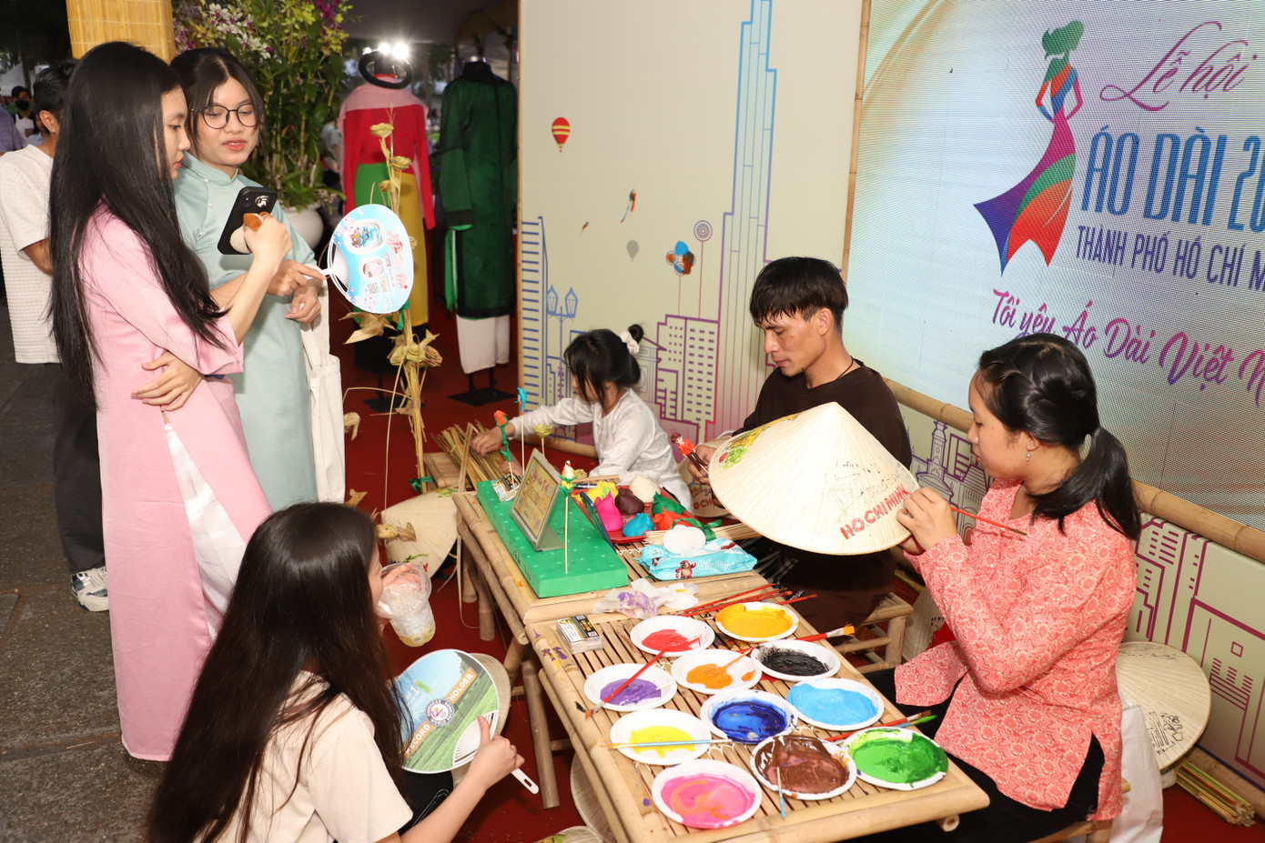 Không gian thực hiện các sản phẩm dân gian Việt Nam với sự tham gia của nghệ nhân Lê Xuân Tùng và cộng sự cũng thu hút nhiều bạn trẻ đến tìm hiểu.