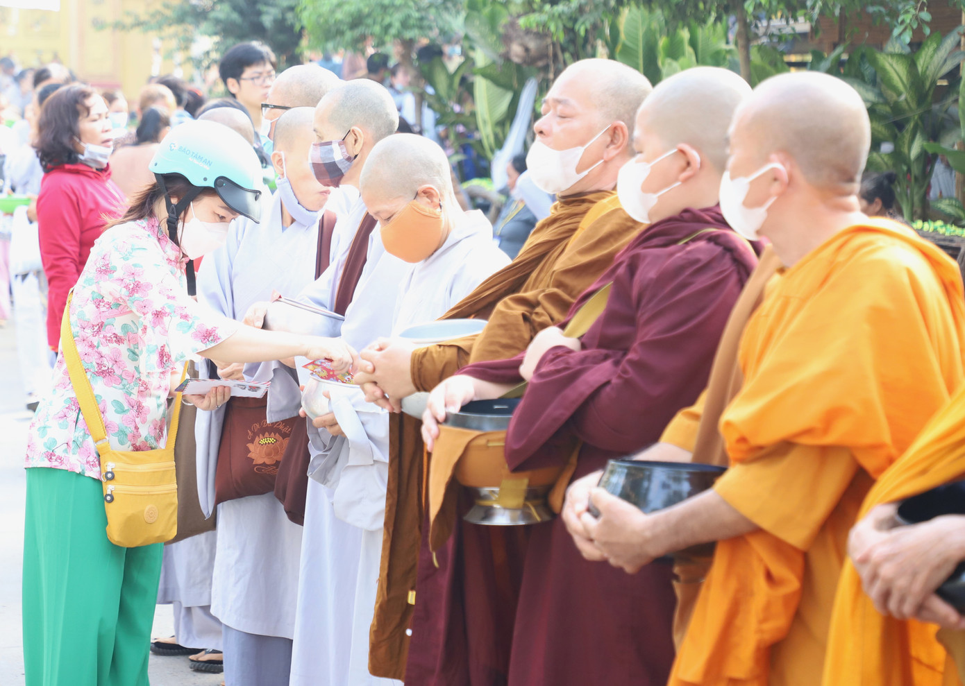 Ngoài nơi thực hành nghi lễ ở đạo tràng, các phật tử cũng cúng dường trực tiếp một số vị sư khác ở khu vực khuôn viên chùa.