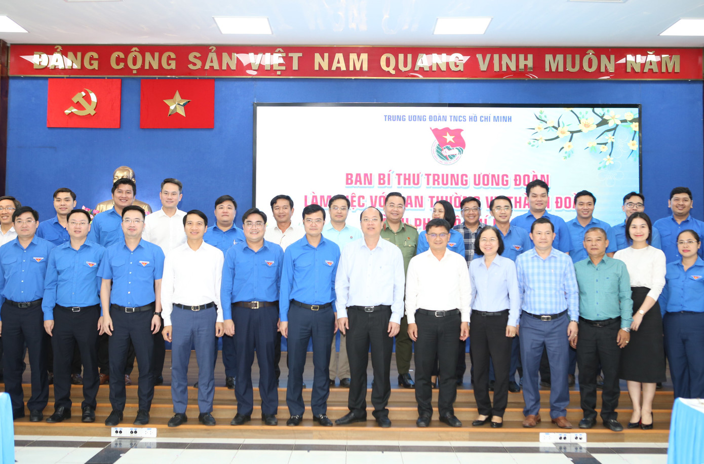 Lãnh đạo T.Ư Đoàn, Thành ủy TPHCM lưu niệm với Ban Thường vụ Thành Đoàn TPHCM tại buổi làm việc. Ảnh: Ngô Tùng