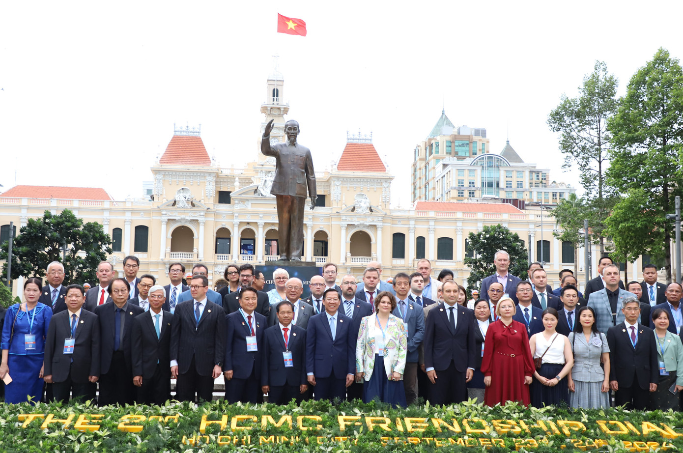 Các đại biểu chụp hình lưu niệm sau lễ dâng hoa.