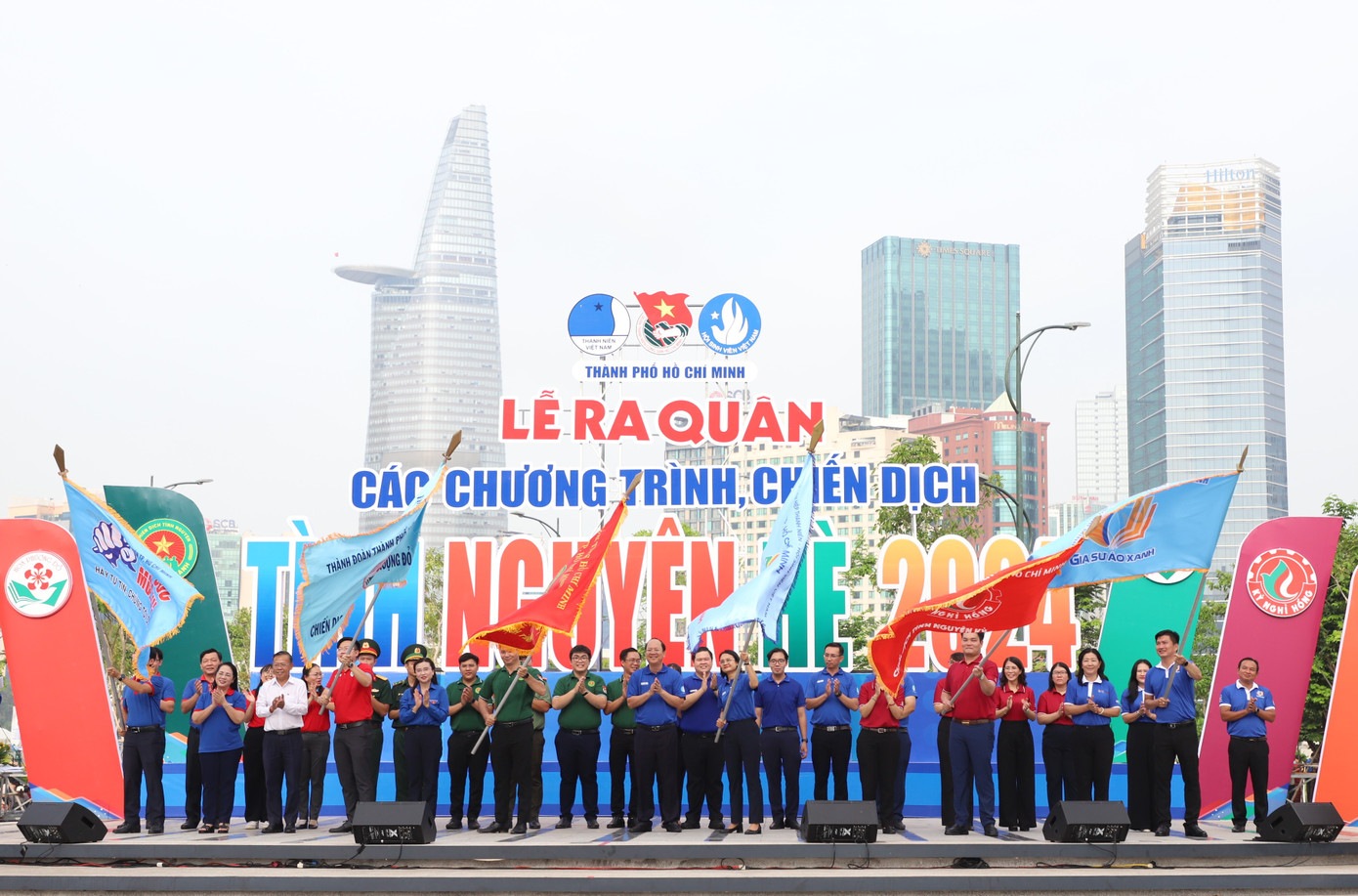 Lãnh đạo TPHCM và Trung ương Đoàn trao cờ xuất quân cho Ban Chỉ huy các chương trình, chiến dịch tình nguyện hè thành phố. Lãnh đạo TPHCM và Trung ương Đoàn trao cờ xuất quân cho Ban Chỉ huy các chương trình, chiến dịch tình nguyện hè thành phố.