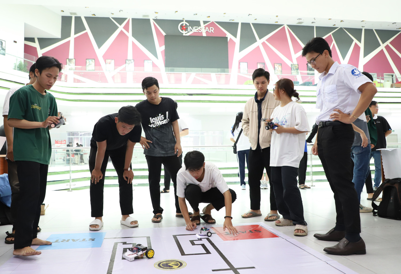 Bạn trẻ thi tài lập trình, điều khiển rô-bốt.