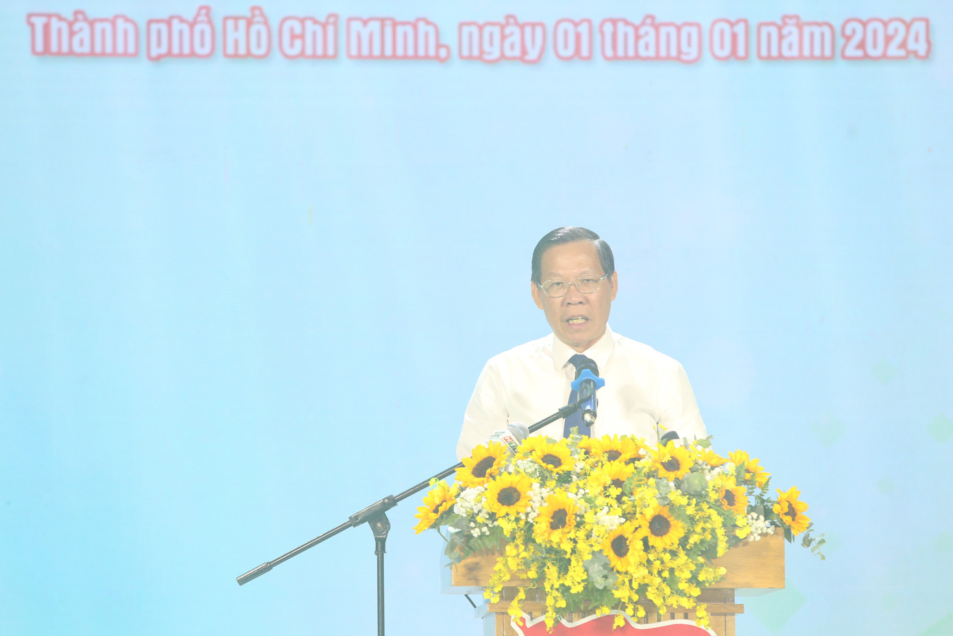 Chủ tịch UBND TPHCM Phan Văn Mãi tuyên dương các bạn trẻ. Chủ tịch UBND TPHCM Phan Văn Mãi tuyên dương các bạn trẻ.