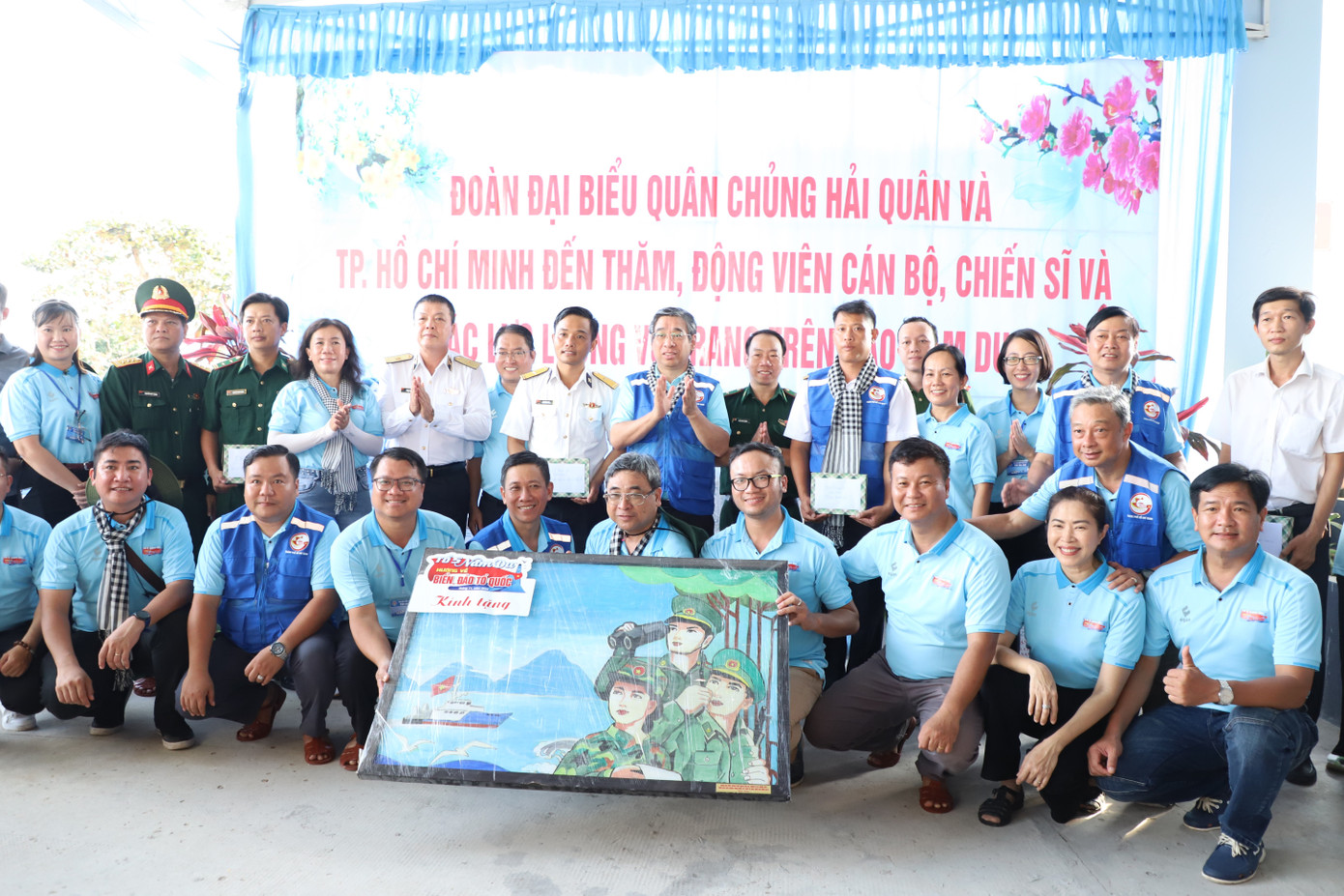 Lãnh đạo đoàn công tác gửi tặng những phần quà ý nghĩa của Đảng bộ, chính quyền và nhân dân TPHCM đến quân và dân trên đảo Nam Du. Ảnh: Ngô Tùng Lãnh đạo đoàn công tác gửi tặng những phần quà ý nghĩa của Đảng bộ, chính quyền và nhân dân TPHCM đến quân và dân trên đảo Nam Du. Ảnh: Ngô Tùng