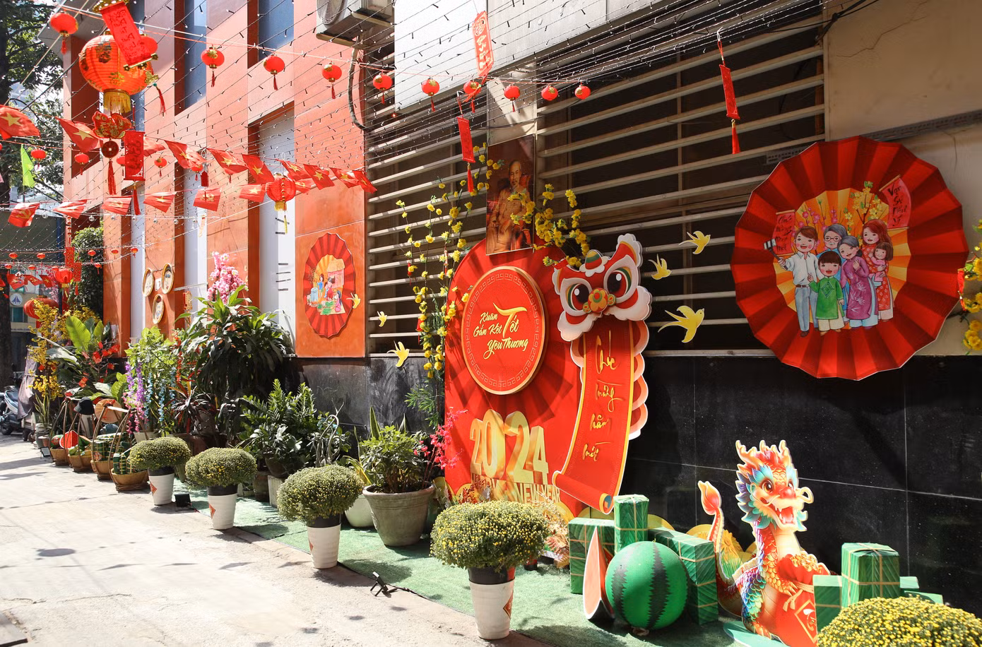 Suốt chiều dài khoảng 100m của tuyến hẻm này được trang hoàng, sắp đặt đầy đủ các loại hoa xuân cùng những tiểu cảnh chào đón Tết. Linh vật rồng của năm Giáp Thìn 2024 cũng "góp mặt" ở không gian này, bên cạnh hình ảnh ông lân, lồng đèn... quen thuộc trong đời sống văn hóa Việt.
