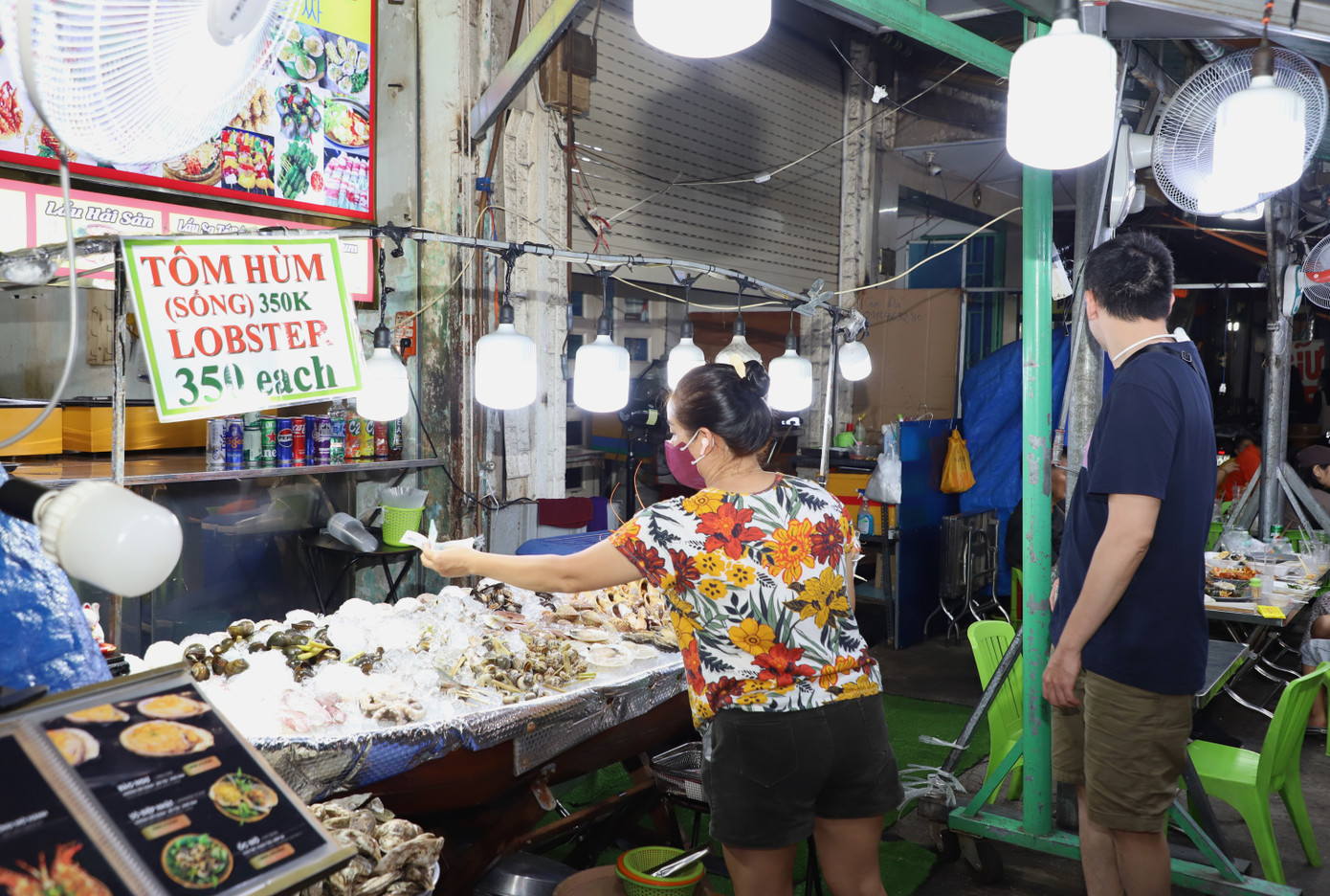 “Từ những buồi đầu lấy hàng là người ta đã cho mình xem chứng nhận an toàn thực phẩm và đã được cấp phép rõ ràng nên mình yên tâm sử dụng nguồn hàng”, chị Anh nói, đồng thời cho hay trong quá trình kinh doanh những người trong gia đình và nhân viên phục vụ đều đảm bảo khám sức khỏe định kỳ 6 tháng/ lần. “Từ những buồi đầu lấy hàng là người ta đã cho mình xem chứng nhận an toàn thực phẩm và đã được cấp phép rõ ràng nên mình yên tâm sử dụng nguồn hàng”, chị Anh nói, đồng thời cho hay trong quá trình kinh doanh những người trong gia đình và nhân viên phục vụ đều đảm bảo khám sức khỏe định kỳ 6 tháng/ lần.