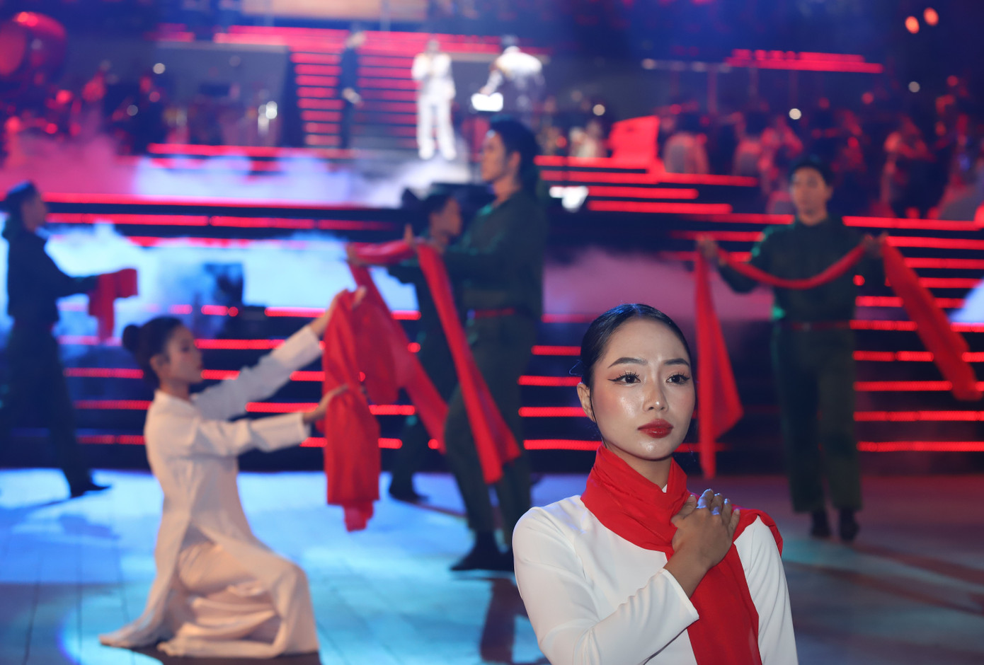 Những giai điệu âm nhạc còn là lời tri ân gửi đến các Anh hùng liệt sĩ, những người lính đã cống hiến cả thanh xuân vì độc lập và hòa bình của dân tộc. Những giai điệu âm nhạc còn là lời tri ân gửi đến các Anh hùng liệt sĩ, những người lính đã cống hiến cả thanh xuân vì độc lập và hòa bình của dân tộc.