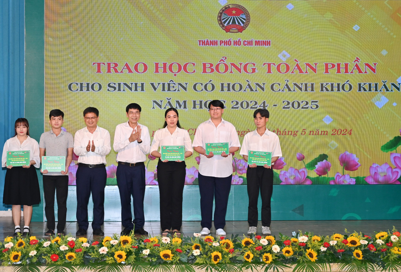 Dịp này, Hội Nông dân TPHCM trao tặng học bổng toàn phần cho 14 em sinh viên có hoàn cảnh khó khăn. Ảnh: Quốc Thanh