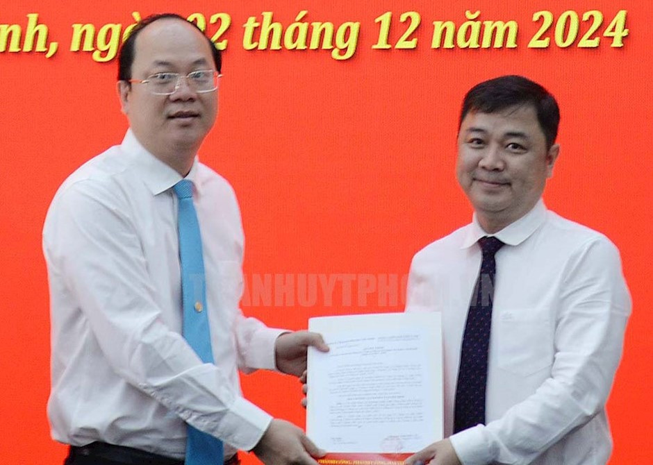 Ông Nguyễn Hồ Hải trao quyết định cho ông Trương Tuấn Anh. Ảnh: Thành ủy TPHCM