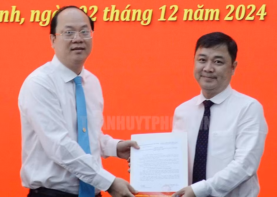 Ông Nguyễn Hồ Hải trao quyết định cho ông Trương Tuấn Anh. Ảnh: Thành ủy TPHCM Ông Nguyễn Hồ Hải trao quyết định cho ông Trương Tuấn Anh. Ảnh: Thành ủy TPHCM