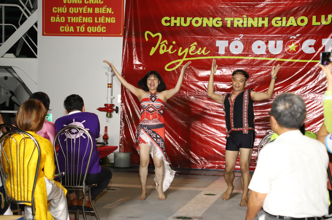 Sau những khoảng thời gian luyện tập, hội ý cùng nhau, các đội thi (được chia thành các trung đội) có dịp mang đến những trang phục cùng điệu múa, điệu nhảy đại diện cho các dân tộc. Sau những khoảng thời gian luyện tập, hội ý cùng nhau, các đội thi (được chia thành các trung đội) có dịp mang đến những trang phục cùng điệu múa, điệu nhảy đại diện cho các dân tộc.