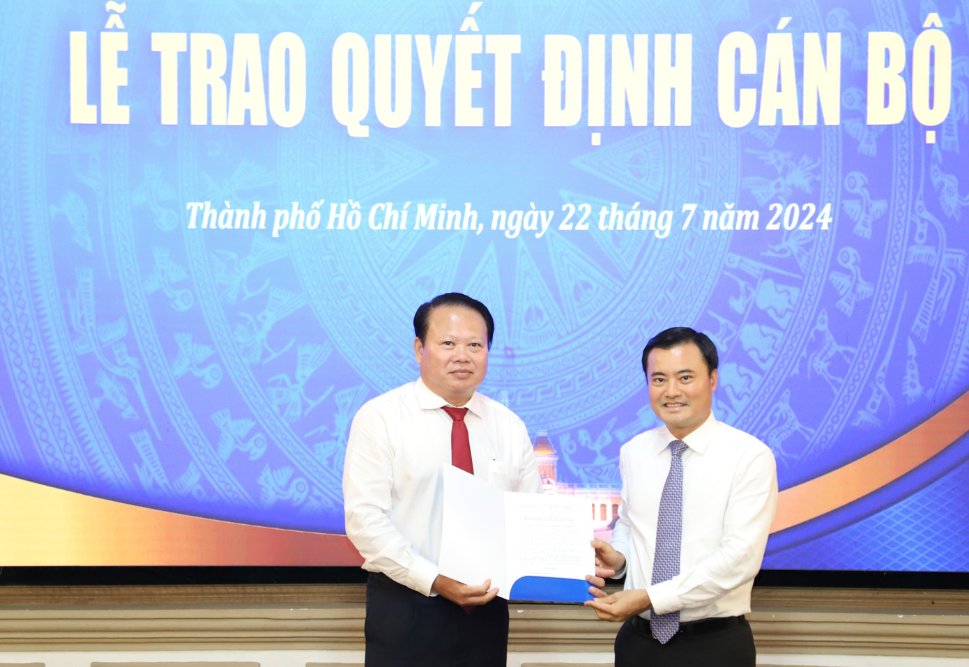 Phó Chủ tịch UBND TPHCM Bùi Xuân Cường trao quyết định bổ nhiệm cho ông Trương Tiến Triển (bên trái). Ảnh: Ngô Tùng Phó Chủ tịch UBND TPHCM Bùi Xuân Cường trao quyết định bổ nhiệm cho ông Trương Tiến Triển (bên trái). Ảnh: Ngô Tùng
