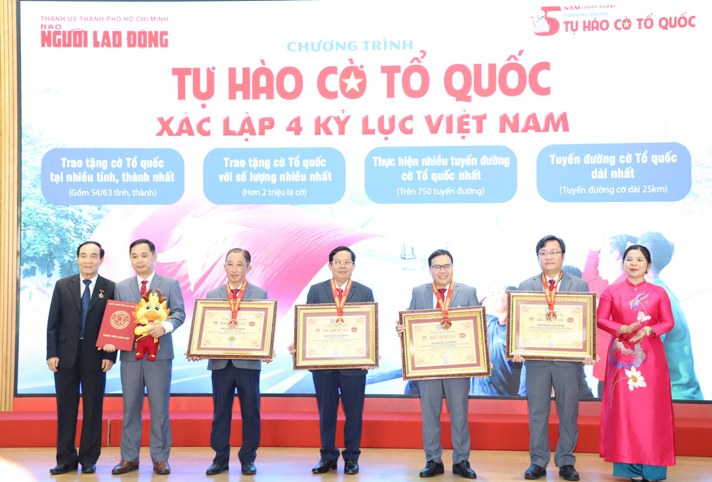 Với những kết quả đạt được, Ban Biên tập báo Người Lao Động đã được Vietkings xác lập và công nhận 4 kỷ lục Việt Nam. Ảnh: Ngô Tùng