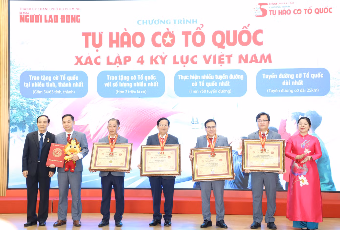 Với những kết quả đạt được, Ban Biên tập báo Người Lao Động đã được Vietkings xác lập và công nhận 4 kỷ lục Việt Nam. Ảnh: Ngô Tùng Với những kết quả đạt được, Ban Biên tập báo Người Lao Động đã được Vietkings xác lập và công nhận 4 kỷ lục Việt Nam. Ảnh: Ngô Tùng