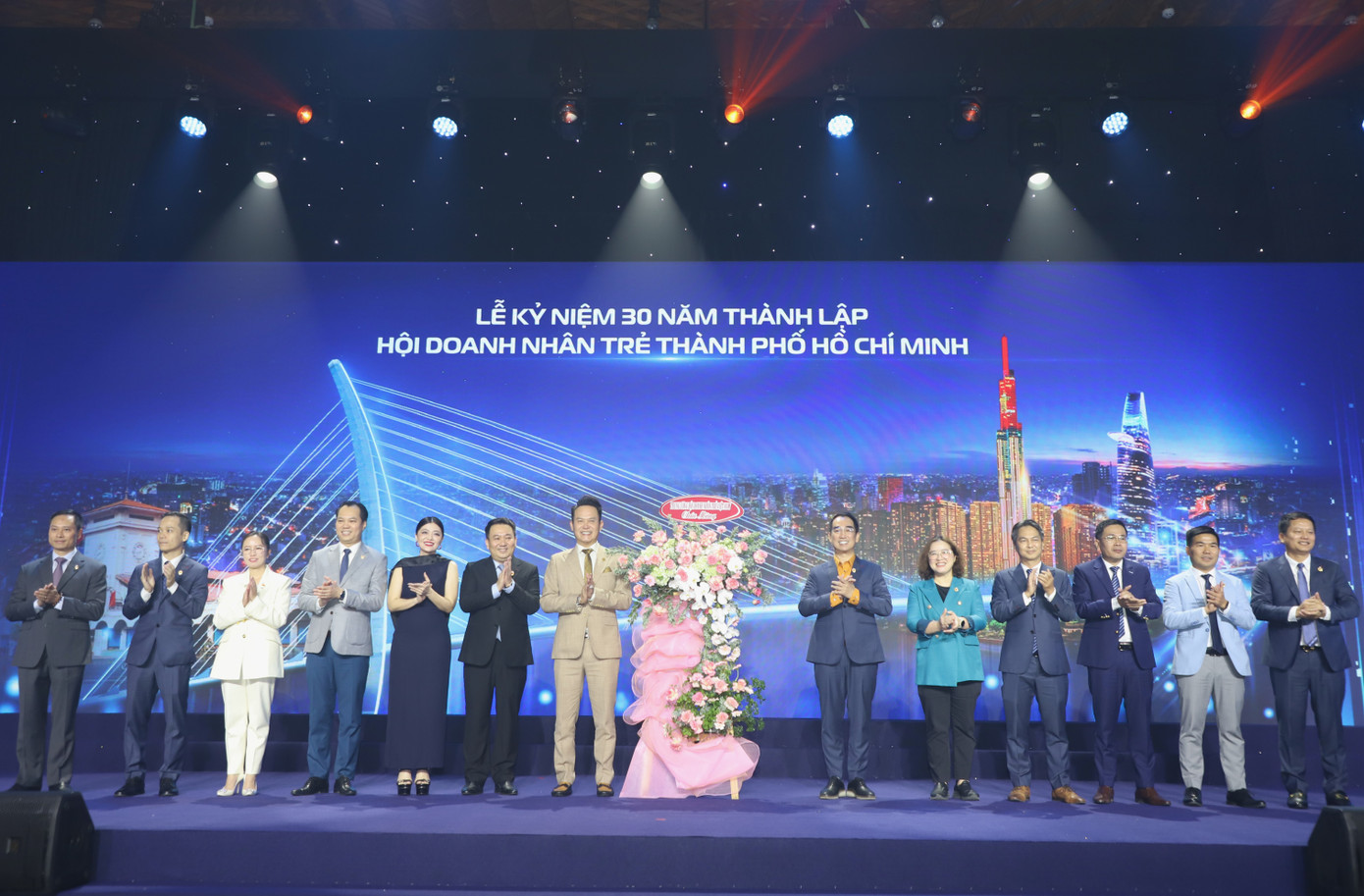 Chủ tịch Hội Doanh nhân trẻ Việt Nam Đặng Hồng Anh tặng hoa chúc mừng tập thể YBA TPHCM.