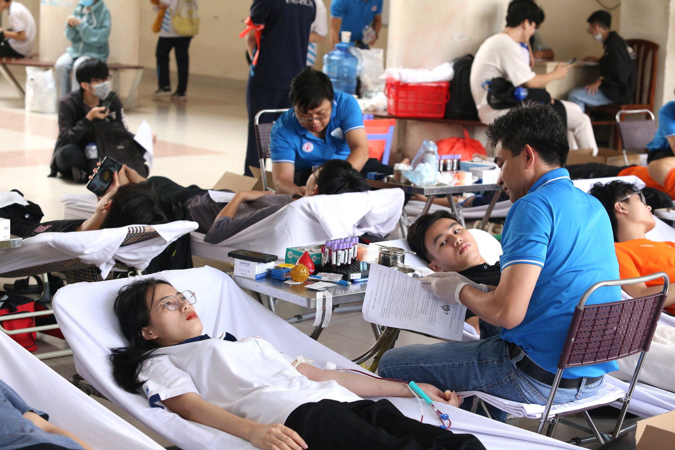 Các bạn sinh viên hăng hái đến góp những giọt máu tình nguyện trong ngày đầu tuần.