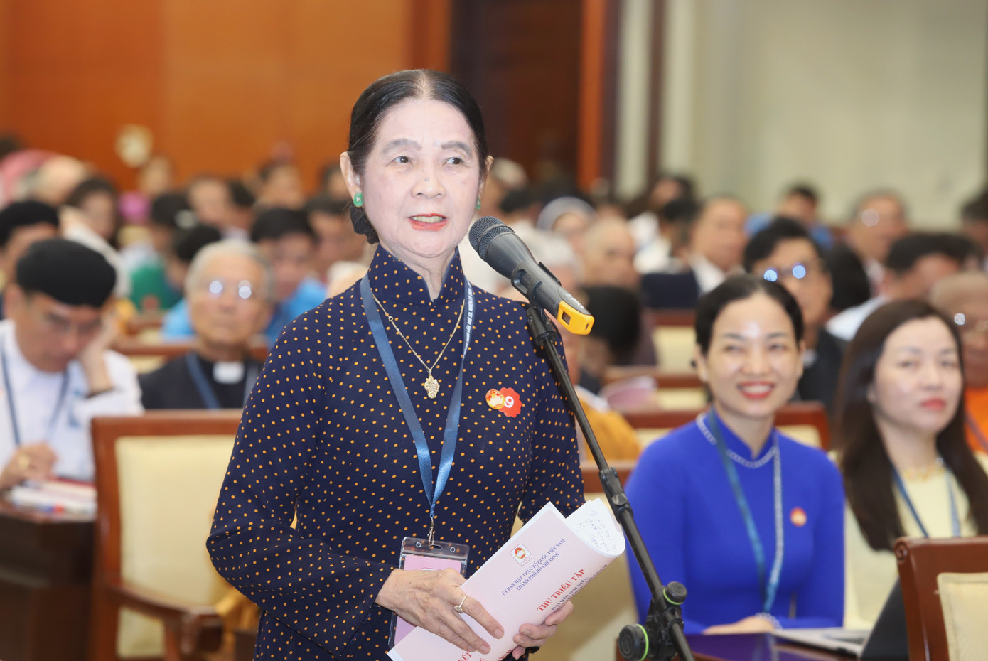 Luật sư Trương Thị Hòa đặt vấn đề trao đổi với Chủ tịch UBND TPHCM Phan Văn Mãi tại phiên đối thoại. Ảnh: Ngô Tùng Luật sư Trương Thị Hòa đặt vấn đề trao đổi với Chủ tịch UBND TPHCM Phan Văn Mãi tại phiên đối thoại. Ảnh: Ngô Tùng