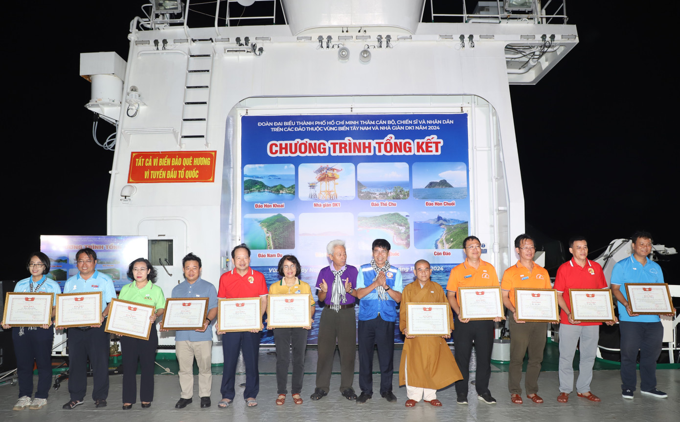 Lãnh đạo đoàn công tác tặng Bằng khen của UBND - Ủy ban MTTQ Việt Nam TPHCM đến các tập thể, cá nhân đóng góp tích cực cho chuyến đi. Ảnh: Ngô Tùng Lãnh đạo đoàn công tác tặng Bằng khen của UBND - Ủy ban MTTQ Việt Nam TPHCM đến các tập thể, cá nhân đóng góp tích cực cho chuyến đi. Ảnh: Ngô Tùng