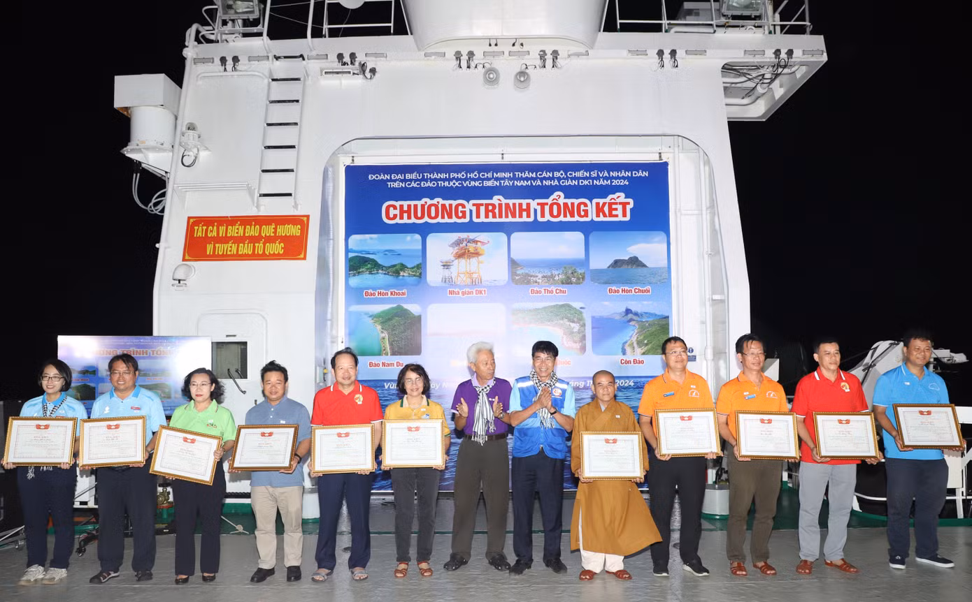 Lãnh đạo đoàn công tác tặng Bằng khen của UBND - Ủy ban MTTQ Việt Nam TPHCM đến các tập thể, cá nhân đóng góp tích cực cho chuyến đi. Ảnh: Ngô Tùng