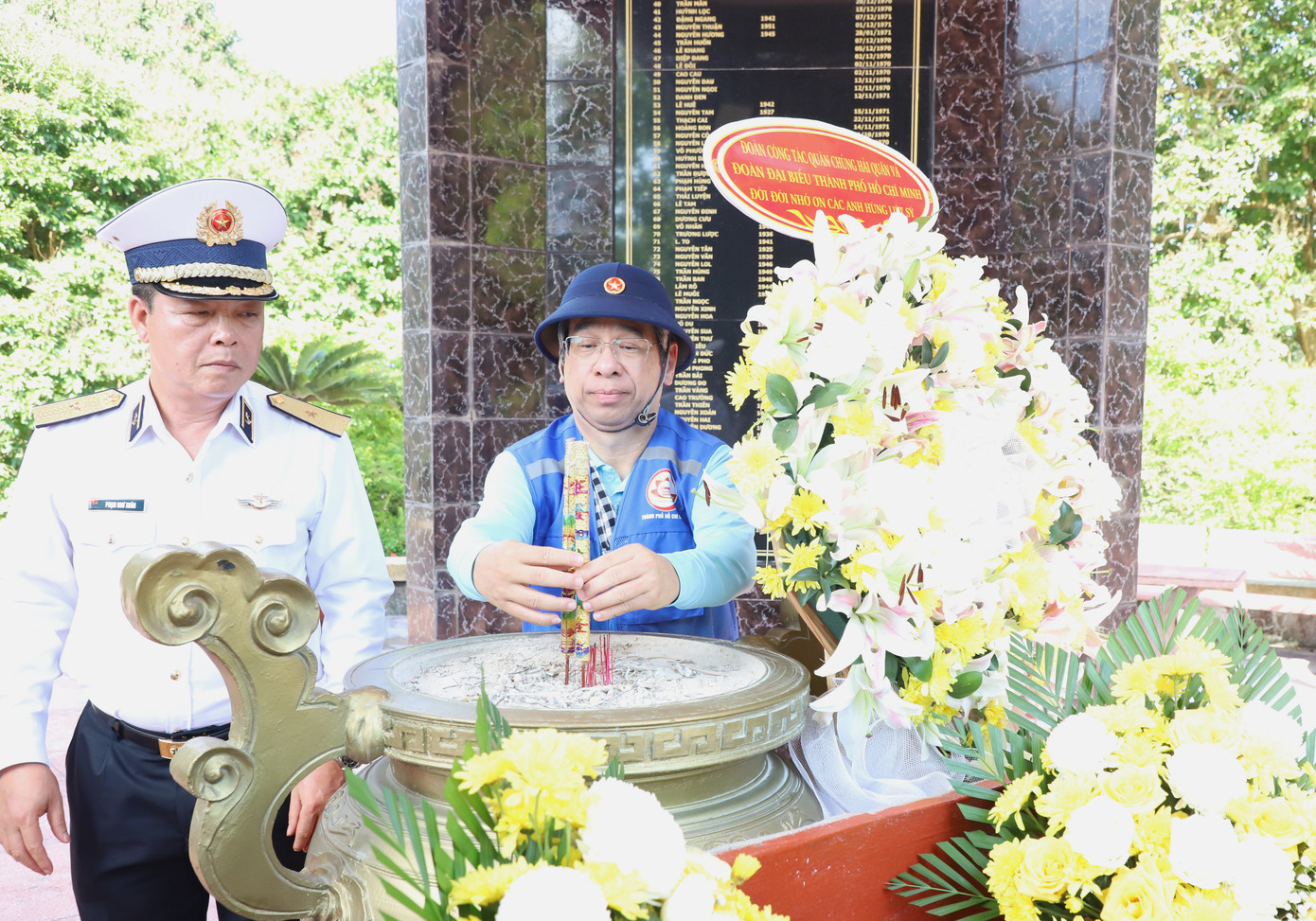 Phó Bí thư Thành ủy TPHCM Nguyễn Phước Lộc cùng Chuẩn Đô đốc Phạm Như Xuân dâng hương tưởng niệm các Anh hùng liệt sĩ tại Tượng đài Nắm Đấm và Di tích Quốc gia đặc biệt Trại giam Phú Quốc.