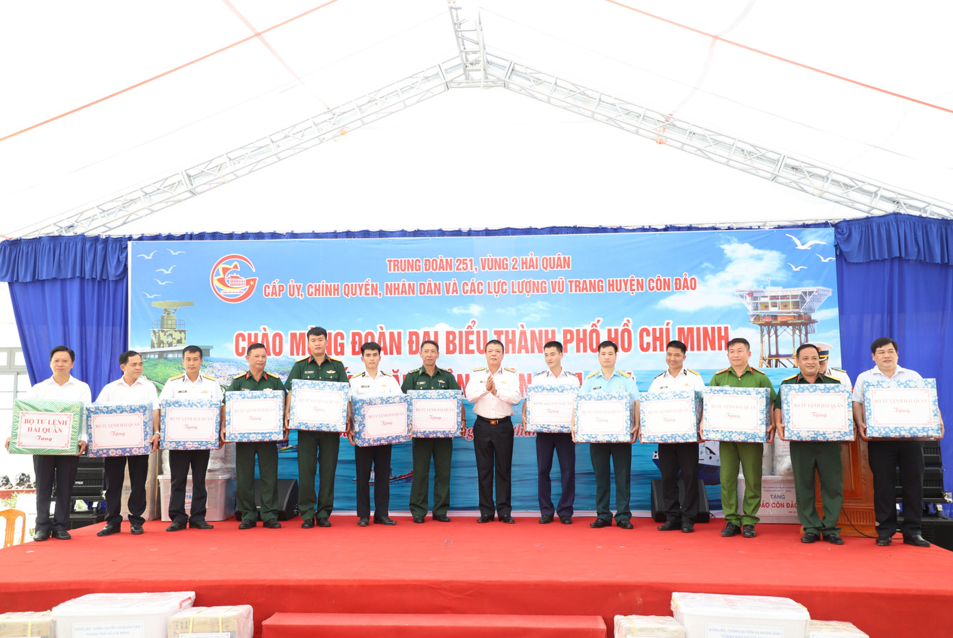 Cùng với đó, đoàn công tác cũng gửi tặng những trang bị, phần quà thiết thực đến cán bộ, chiến sĩ và các lực lượng đang đóng quân, làm nhiệm vụ trên đảo Côn Đảo.