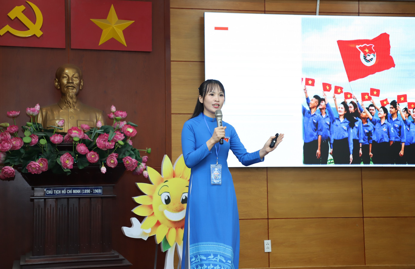 Thí sinh Phan Thị Thanh Huyền trong phần thi báo cáo chuyên đề. Ảnh: Ngô Tùng Thí sinh Phan Thị Thanh Huyền trong phần thi báo cáo chuyên đề. Ảnh: Ngô Tùng