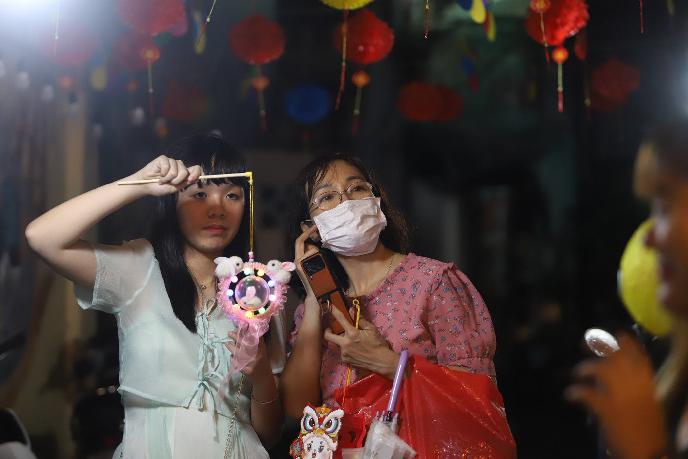 Bạn trẻ chọn cho mình các mẫu lồng đèn yêu thích và hòa vào không gian lễ hội.