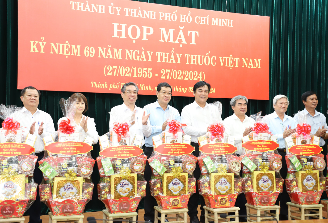 Ông Nguyễn Phước Lộc (thứ 3 từ trái sang), Phó Bí thư Thành ủy TPHCM tặng quà tri ân các cán bộ y tế cơ sở có đóng góp tích cực. Ảnh: Ngô Tùng Ông Nguyễn Phước Lộc (thứ 3 từ trái sang), Phó Bí thư Thành ủy TPHCM tặng quà tri ân các cán bộ y tế cơ sở có đóng góp tích cực. Ảnh: Ngô Tùng