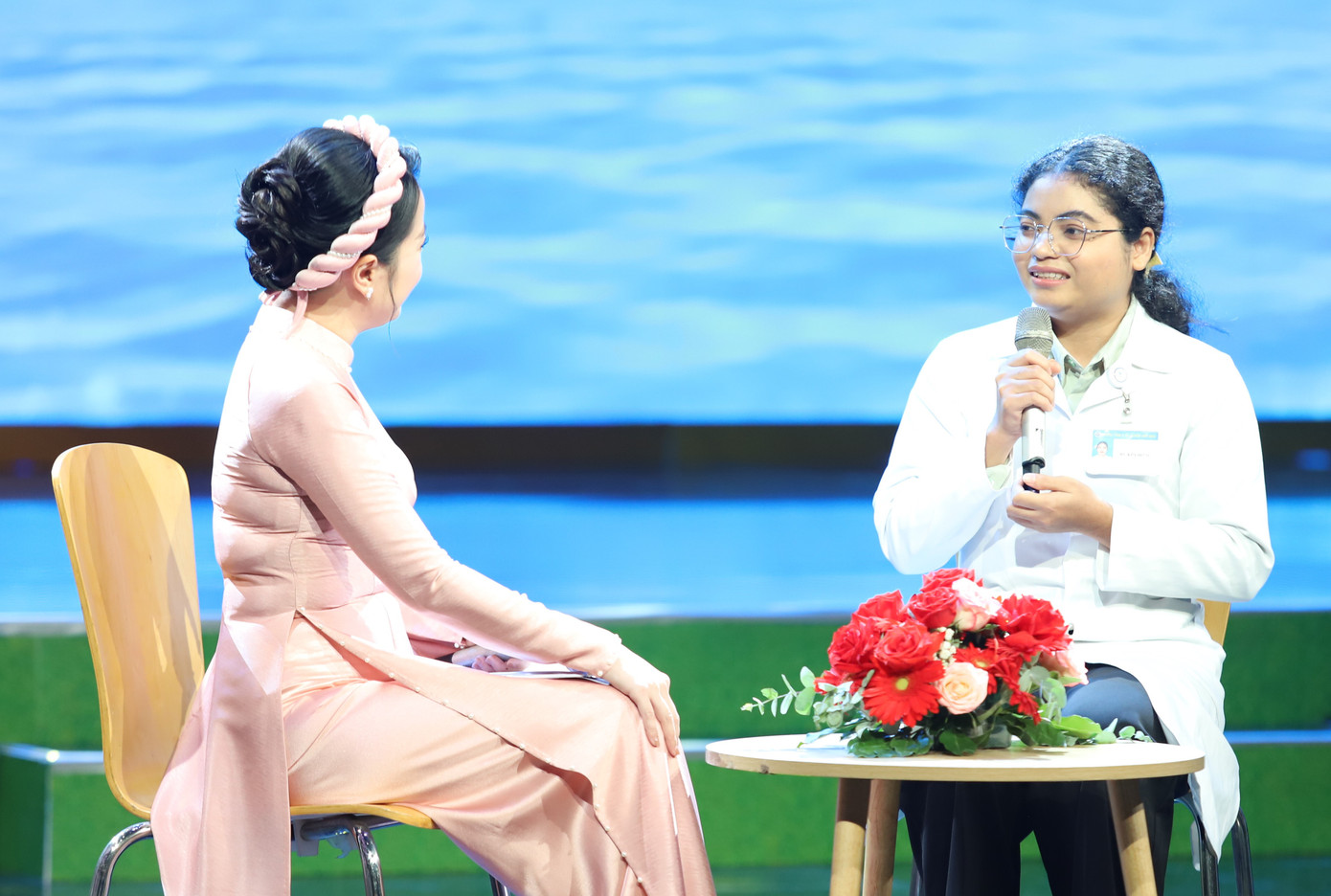 Hờ So và H'Thu (ảnh phải) chia sẻ tại chương trình. Hờ So và H'Thu (ảnh phải) chia sẻ tại chương trình.