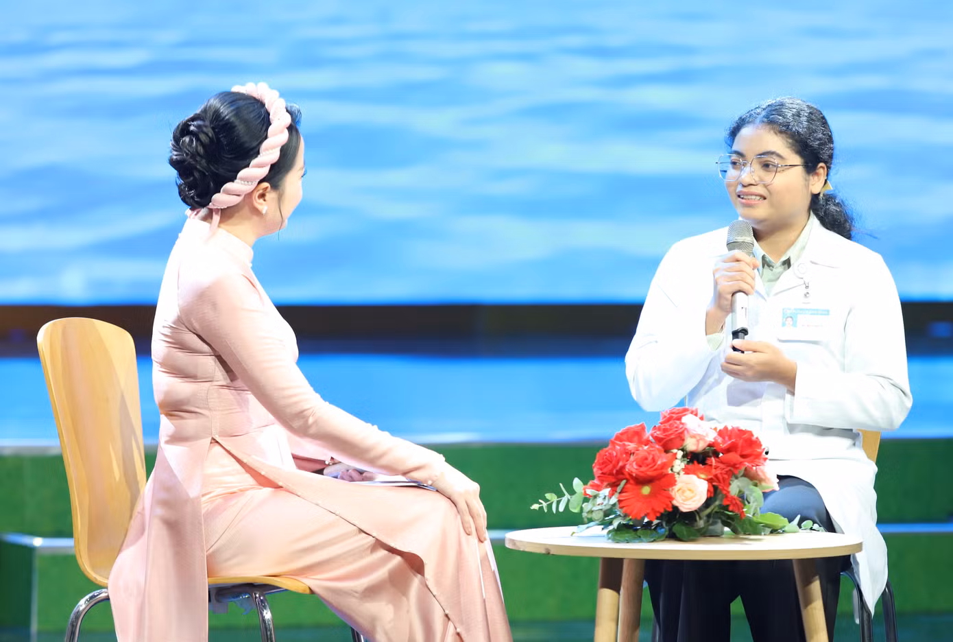 Hờ So và H'Thu (ảnh phải) chia sẻ tại chương trình.
