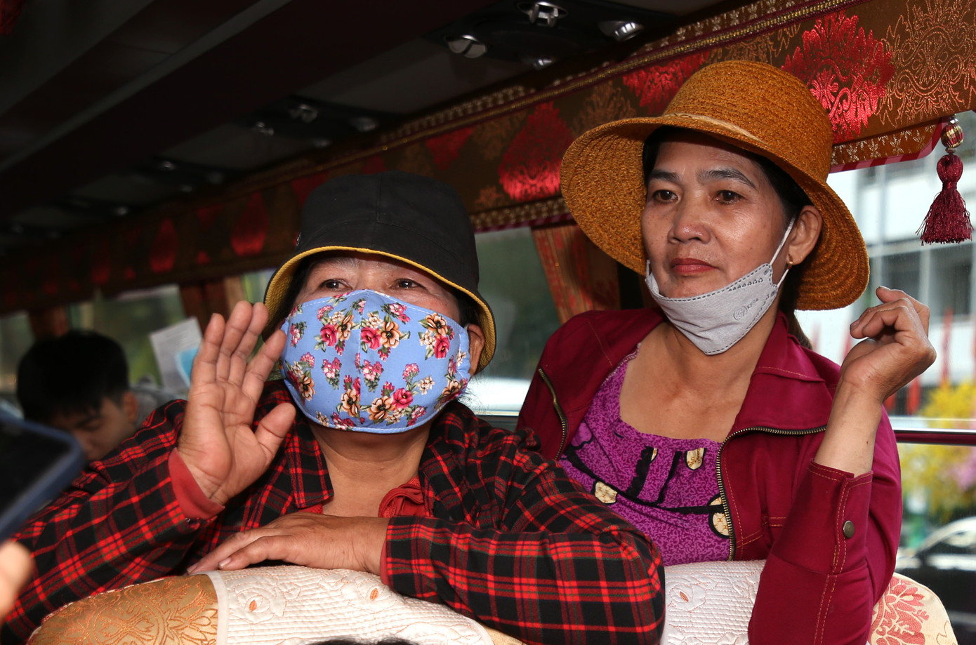 Bà Phan Thị Thêu (bên trái) xúc động, biết ơn những đơn vị tận tình hỗ trợ bà và nhiều người lao động được về quê ăn tết, sum họp cùng gia đình. Bà Phan Thị Thêu (bên trái) xúc động, biết ơn những đơn vị tận tình hỗ trợ bà và nhiều người lao động được về quê ăn tết, sum họp cùng gia đình.