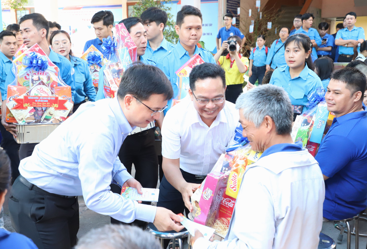 Lãnh đạo thành phố tặng quà và lì xì năm mới đến các hộ gia đình, thanh niên, người khuyết tật có hoàn cảnh khó khăn.